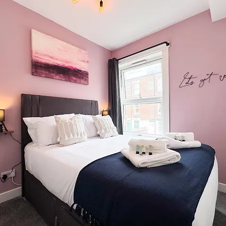 Comfortable 3-bedroom Getaway With 4 Beds & 1 Bath Leeds (West Yorkshire)
