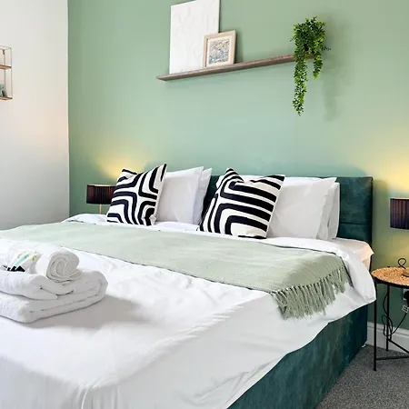 Comfortable 3-bedroom Getaway With 4 Beds & 1 Bath Leeds (West Yorkshire)