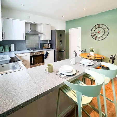Comfortable 3-bedroom Getaway With 4 Beds & 1 Bath Leeds (West Yorkshire)