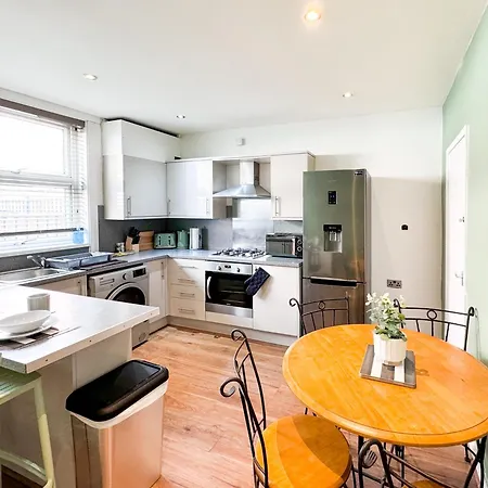 Comfortable 3-bedroom Getaway With 4 Beds & 1 Bath Leeds (West Yorkshire)