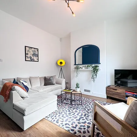 Comfortable 3-bedroom Getaway With 4 Beds & 1 Bath Leeds (West Yorkshire)