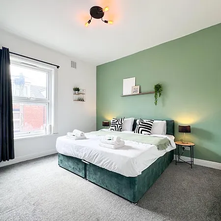 Holiday home Comfortable 3-bedroom Getaway With 4 Beds & 1 Bath *