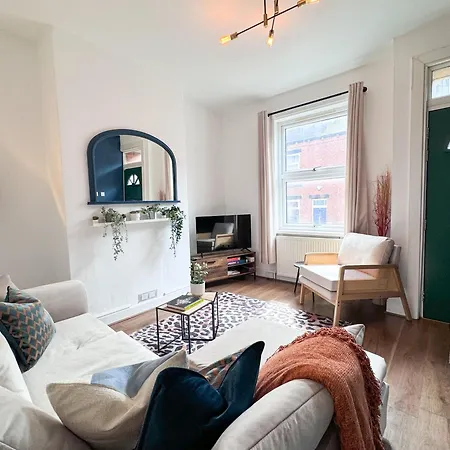 Comfortable 3-bedroom Getaway With 4 Beds & 1 Bath