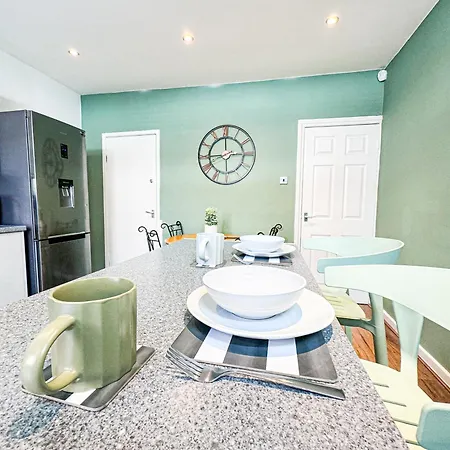 Holiday home Comfortable 3-bedroom Getaway With 4 Beds & 1 Bath Leeds (West Yorkshire)